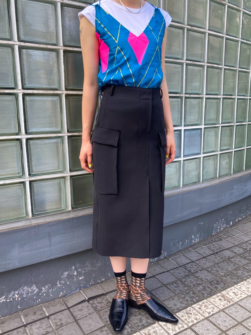 ブルー系のキャミソール、ブラック系のスカートを着用したレディースの夏コーディネートの2枚目の写真