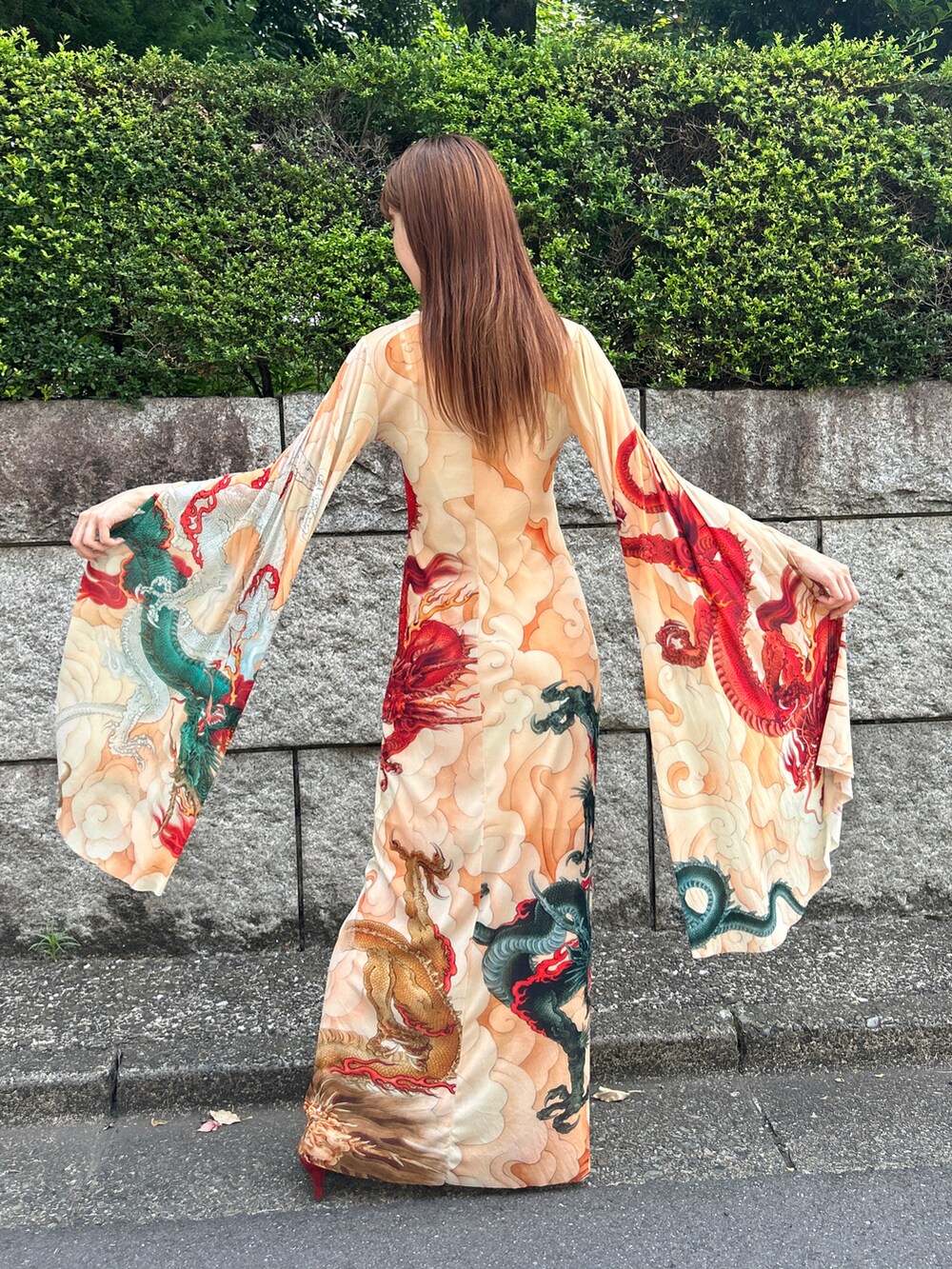 ホワイト系のワンピース/ドレスを着用したレディースの冬コーディネートの3枚目の写真