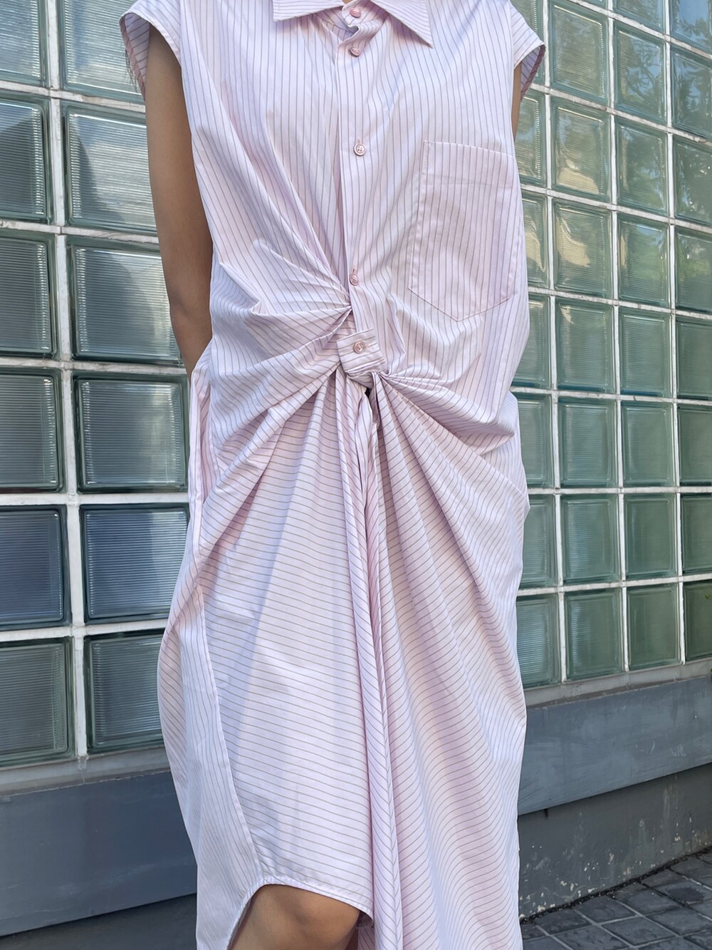 ピンク系のワンピース、ブラウン系のサンダルを着用したレディースの春コーディネートの2枚目の写真