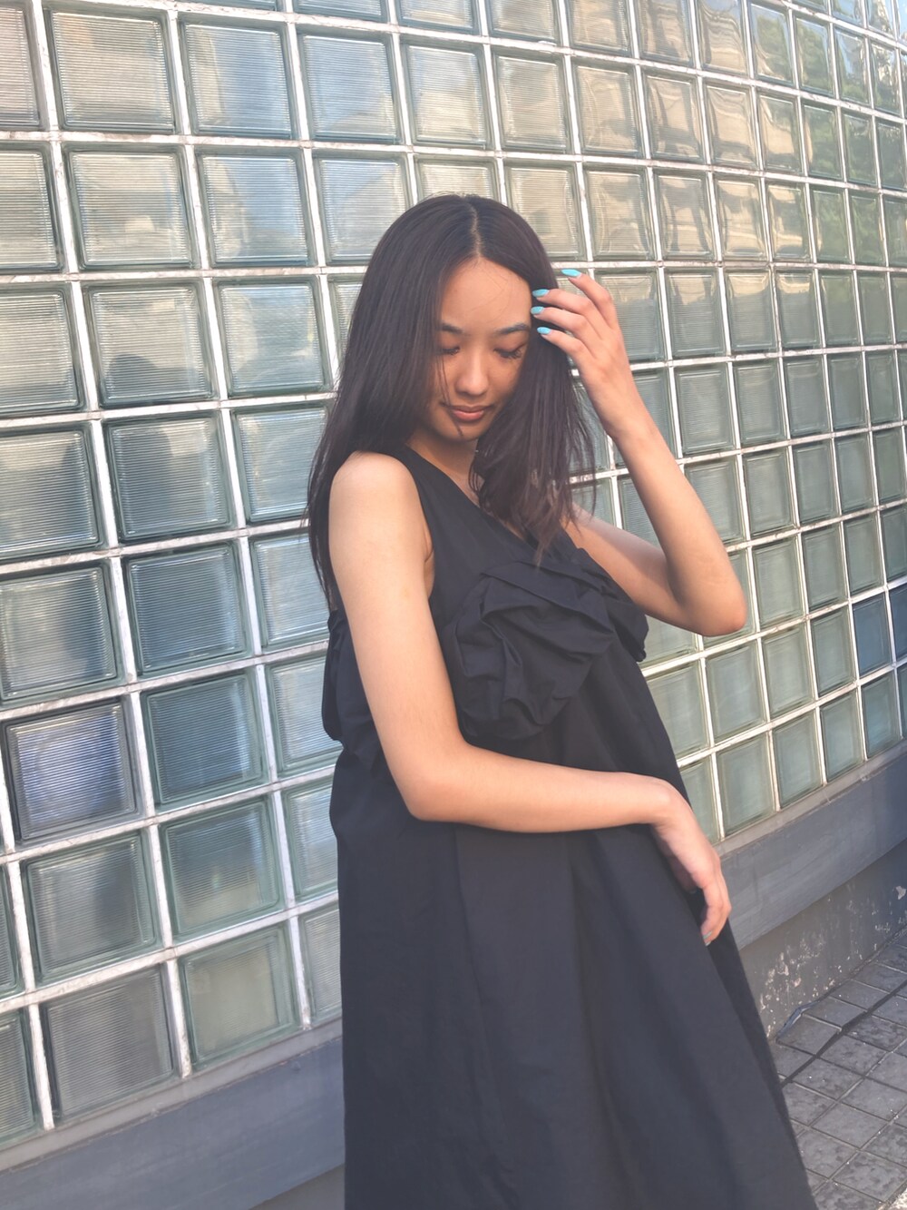 ブラック系のワンピース、ブラック系のシューズを着用したレディースの夏コーディネートの2枚目の写真