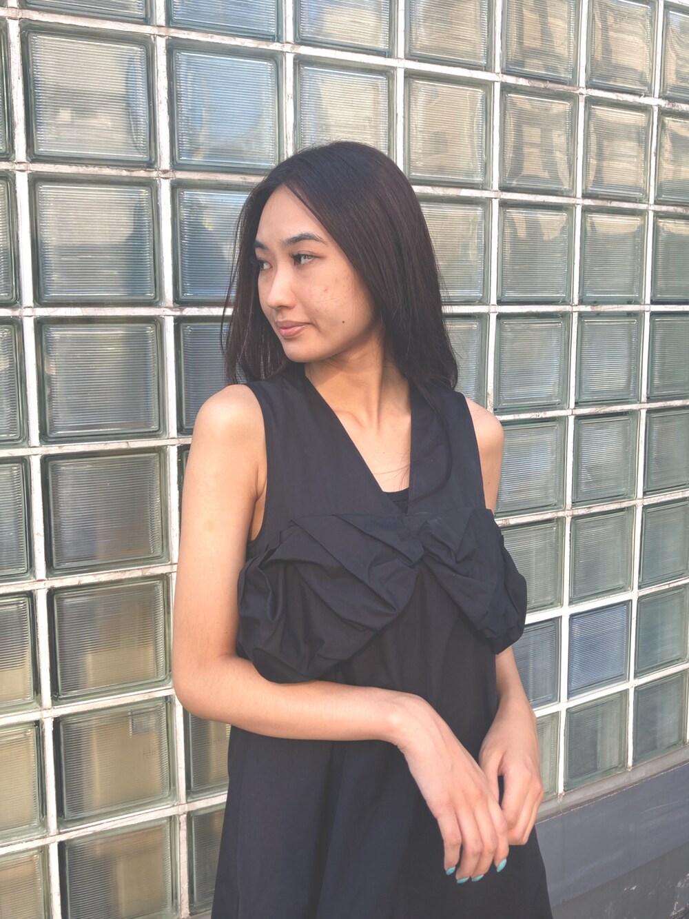 ブラック系のワンピース、ブラック系のシューズを着用したレディースの夏コーディネートの3枚目の写真