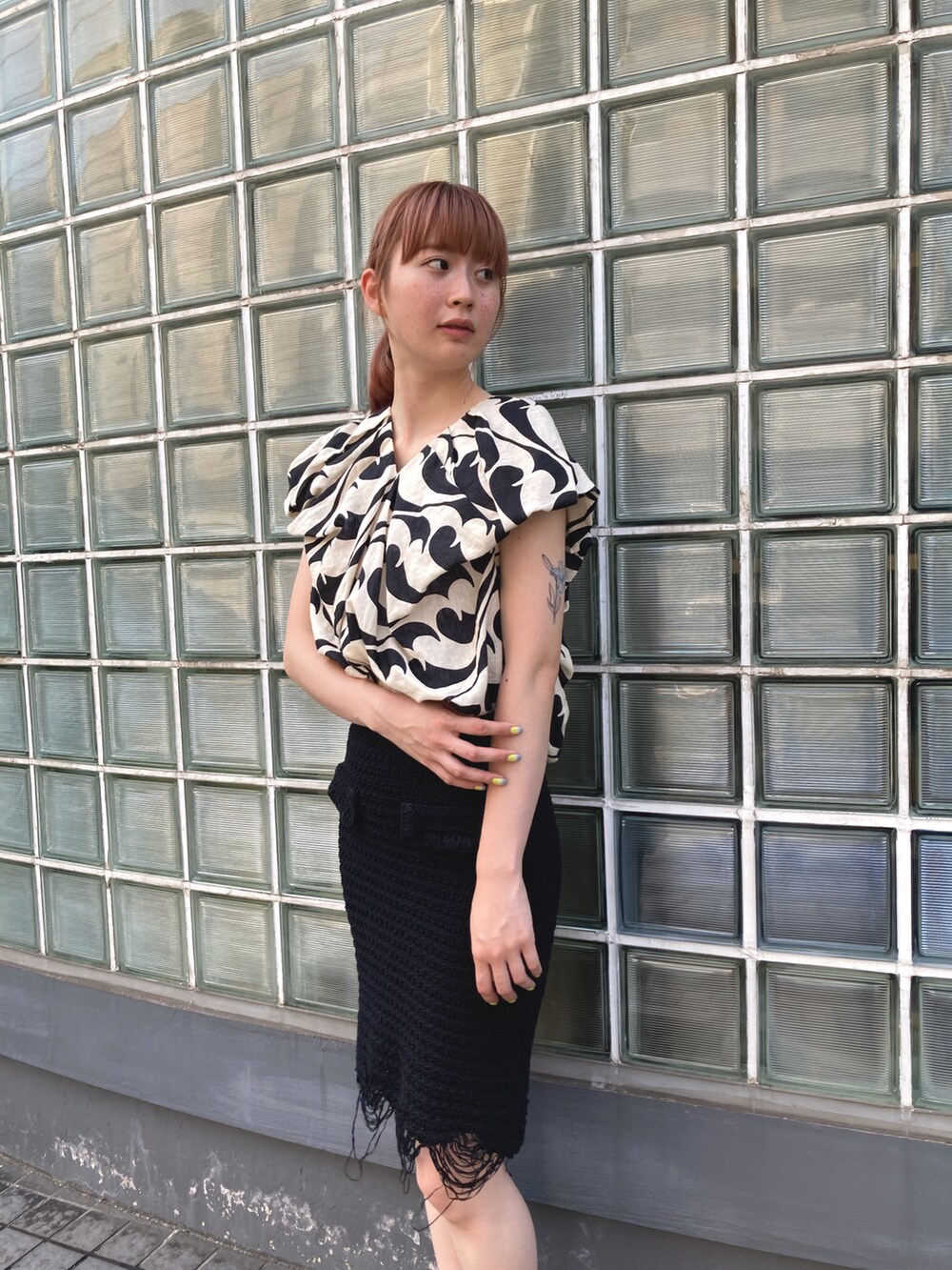 ベージュ系のシャツ/ブラウス、ブラック系のスカート、ブラック系のソックス/靴下を着用したレディースの夏コーディネートの3枚目の写真