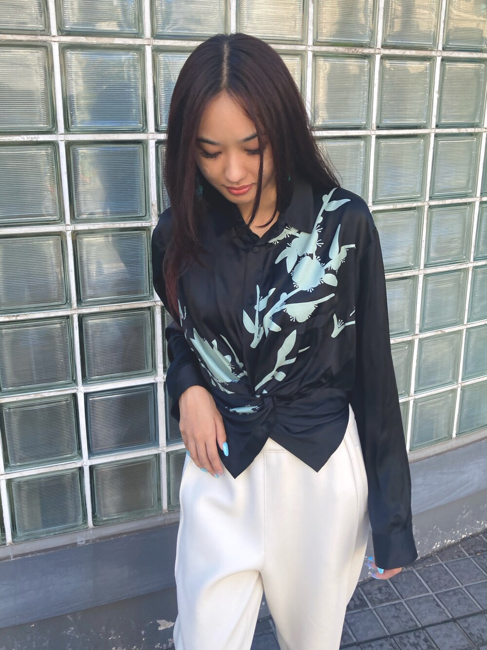 ブラック系のトップス、ベージュ系のその他パンツ、ベージュ系のブーティを着用したレディースの夏コーディネートの4枚目の写真