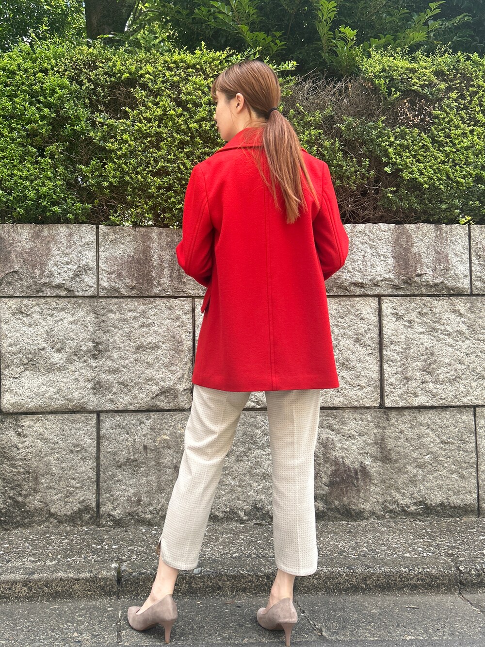 レッド系のジャケット/アウター、ホワイト系のパンツを着用したレディースの秋コーディネートの3枚目の写真