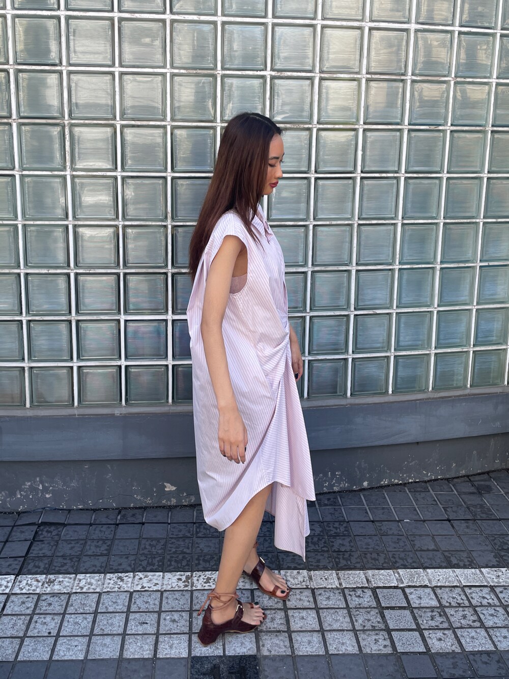 ピンク系のワンピース、ブラウン系のサンダルを着用したレディースの春コーディネートの4枚目の写真