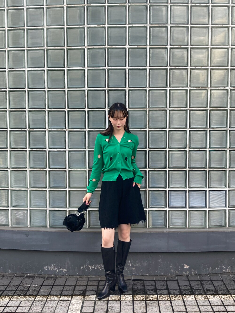 グリーン系のカーディガン/ボレロ、ブラック系のハンドバッグ、ブラック系のその他パンツを着用したレディースの秋コーディネートの2枚目の写真