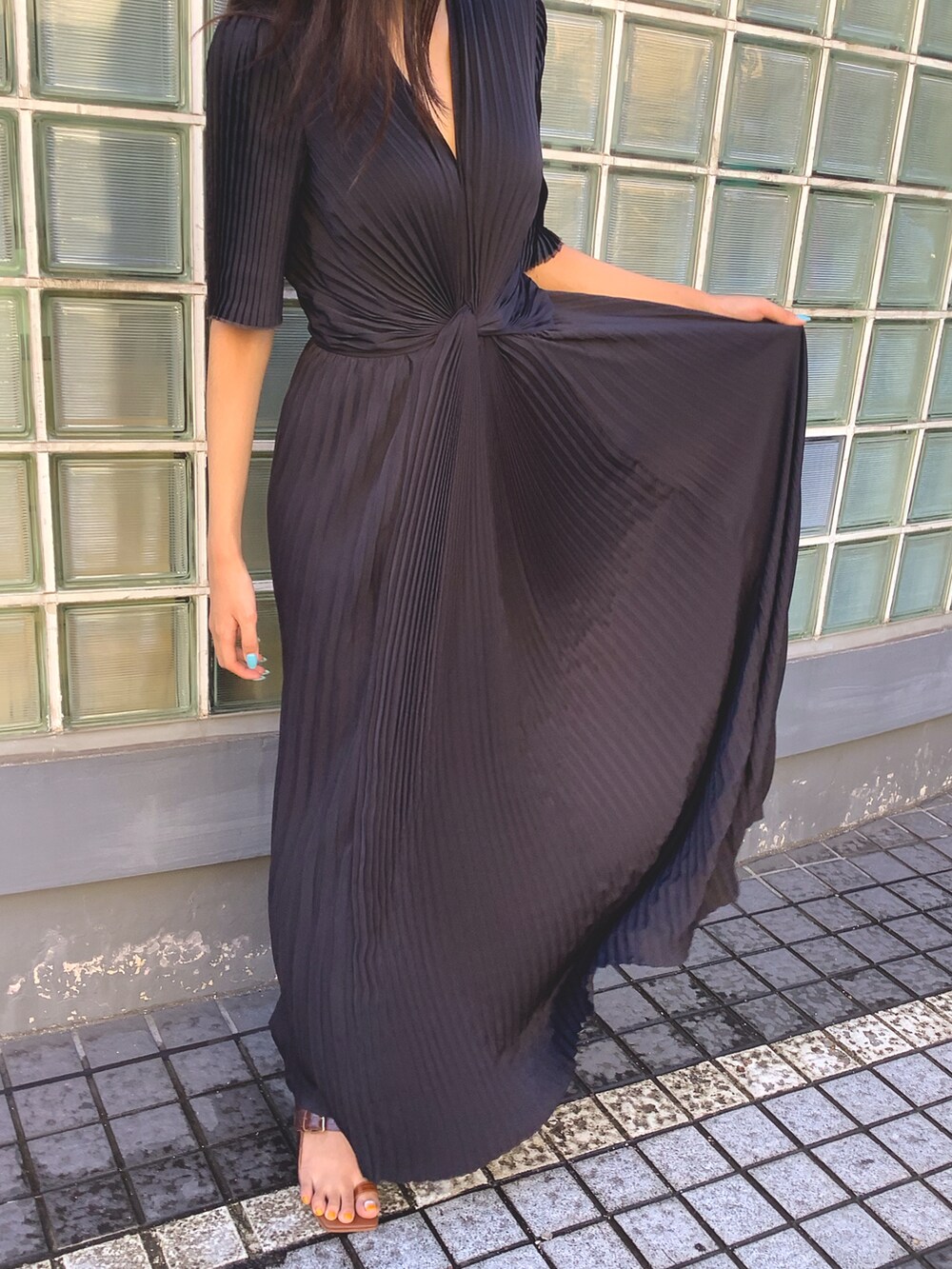 ブラック系のドレスを着用したレディースの夏コーディネートの3枚目の写真