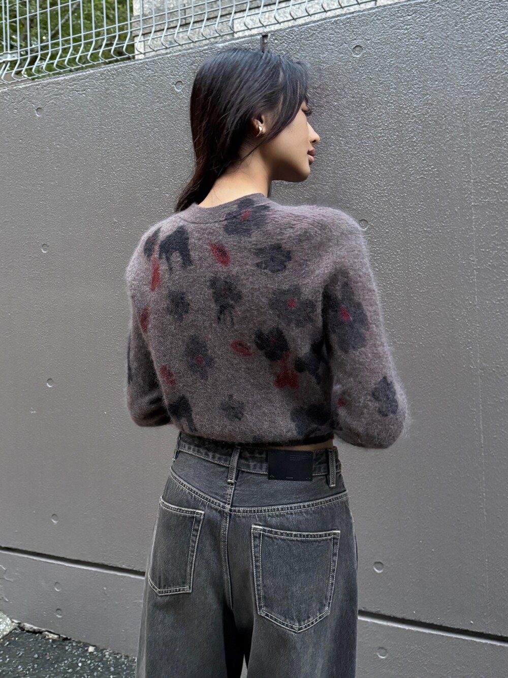 ブラック系のデニムパンツ、ブラウン系のカーディガン/ボレロを着用したレディースの冬コーディネートの3枚目の写真