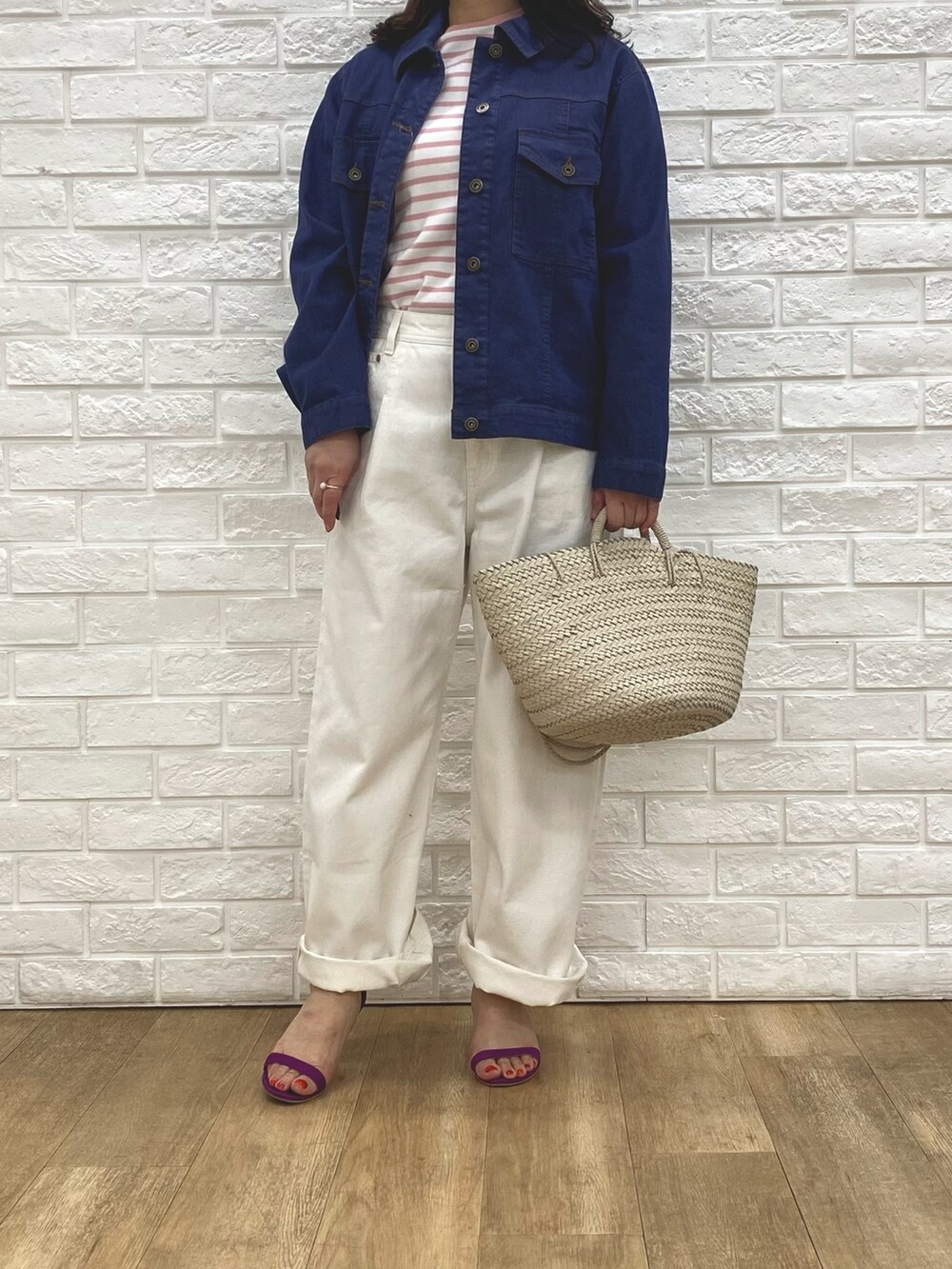 ブラック系のデニムパンツ、ベージュ系のトレンチコート、ブルー系のジャケット/アウターを着用したレディースの冬コーディネートの2枚目の写真