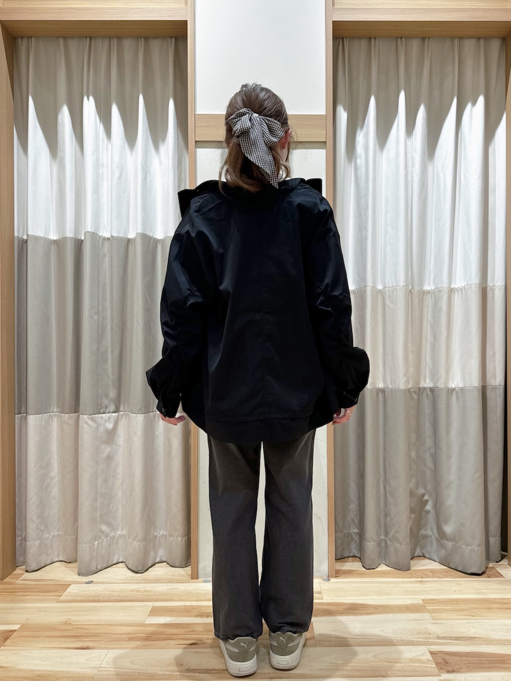 「シンプルコーデ、着回しコーデ、春服みてみて、おでかけコーデ、パンツスタイル、春、通勤コーデ、サマンサモスモス、サマンサモスモスブルー、デイリーカジュアル、カジュアルコーデ、カジュアル」｜「Samansa Mos2 blueのペプラムブルゾン（ブルゾン、ブラック系）」を使った、はらみさん（レディース・157cm）の春コーディネートの2枚目の写真