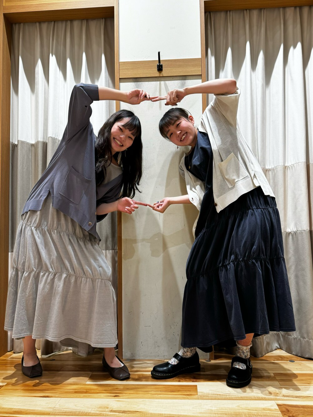 「双子コーデ、サマンサモスモスブルー、サマンサモスモス、ワンピース、カーディガン、接触冷感、グレーコーデ、夏コーデ、お揃いコーデ」｜「Samansa Mos2 blueのピグメントティアードワンピース（ワンピース、グレー系）」を使った、はらみさん（レディース・157cm）の春コーディネートの2枚目の写真
