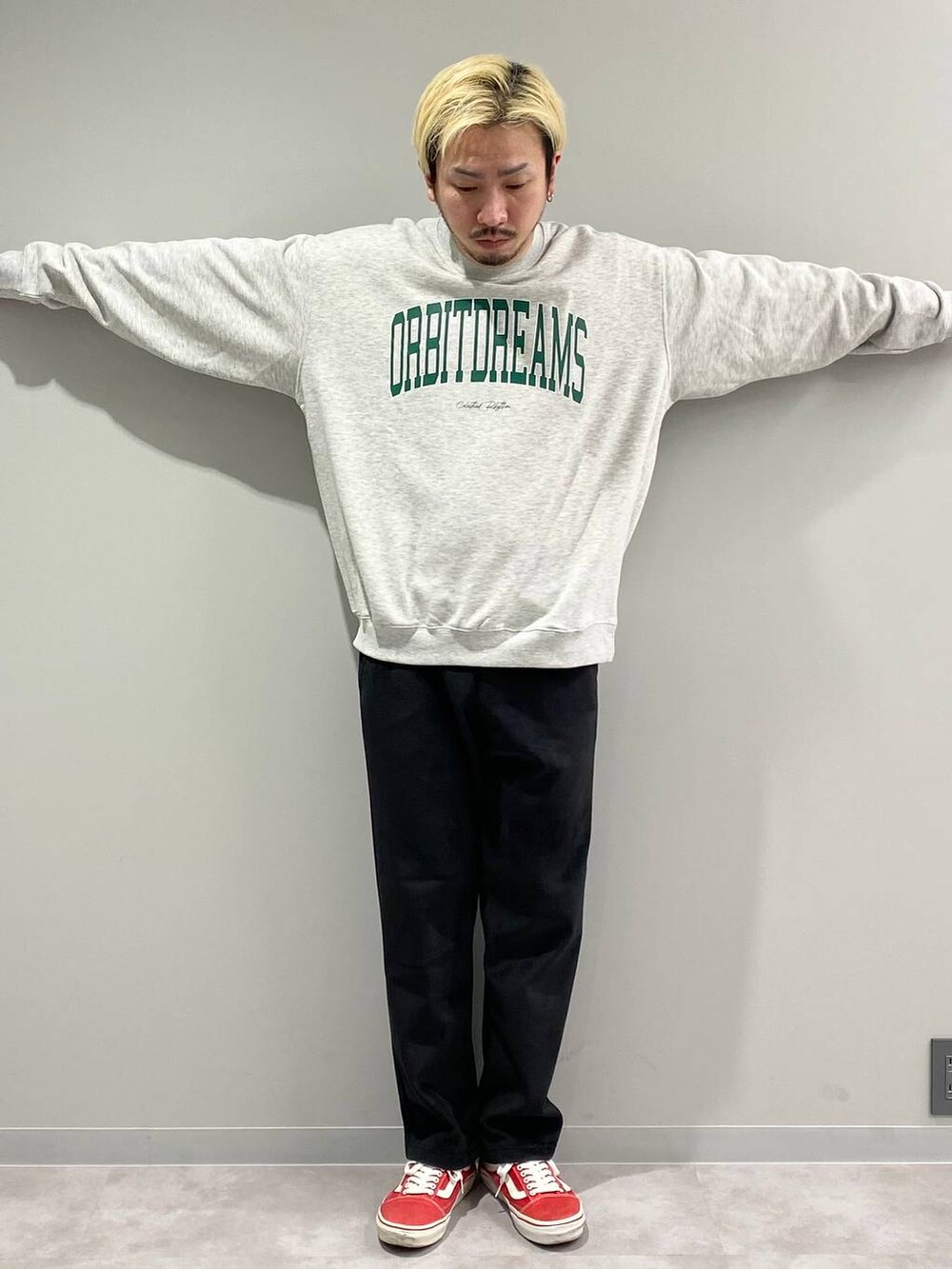 グレー系のスウェット、ブラック系のその他パンツを着用したメンズの冬コーディネートの5枚目の写真