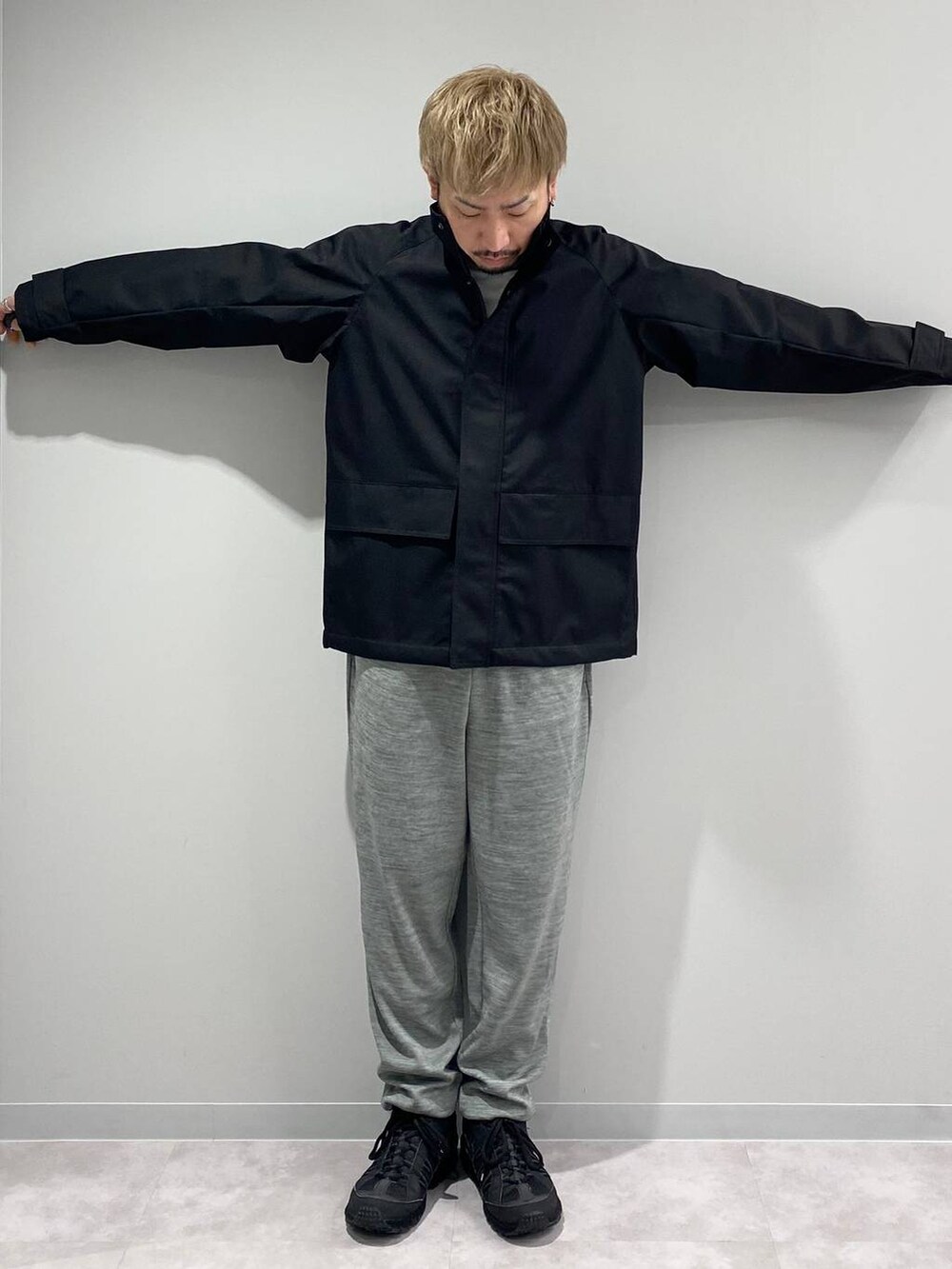ブラック系のブルゾン、グレー系のスウェットパンツ、ホワイト系のTシャツ/カットソーを着用したメンズの秋コーディネートの5枚目の写真