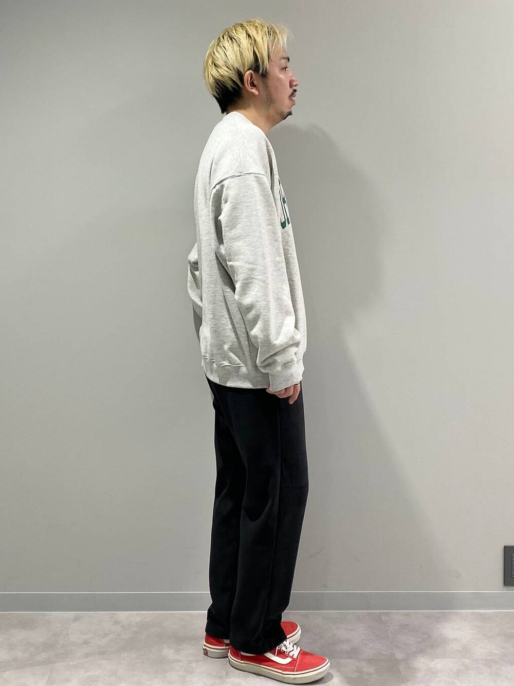 グレー系のスウェット、ブラック系のその他パンツを着用したメンズの冬コーディネートの4枚目の写真