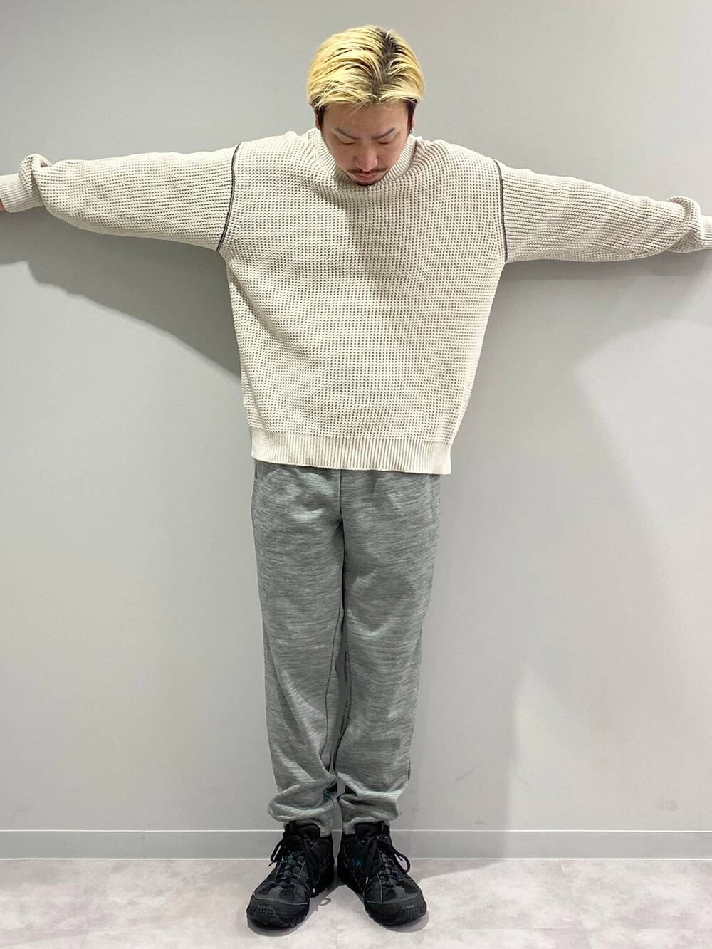 グレー系のその他パンツ、ホワイト系のニット/セーターを着用したメンズの冬コーディネートの5枚目の写真