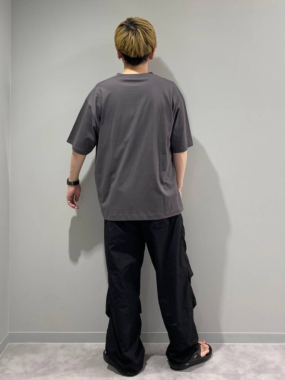 ブラック系のその他パンツ、グレー系のTシャツ/カットソーを着用したメンズの夏コーディネートの3枚目の写真