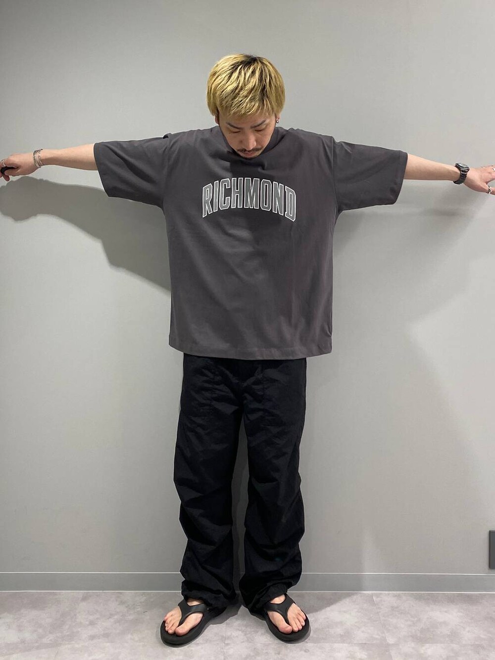 ブラック系のその他パンツ、グレー系のTシャツ/カットソーを着用したメンズの夏コーディネートの5枚目の写真