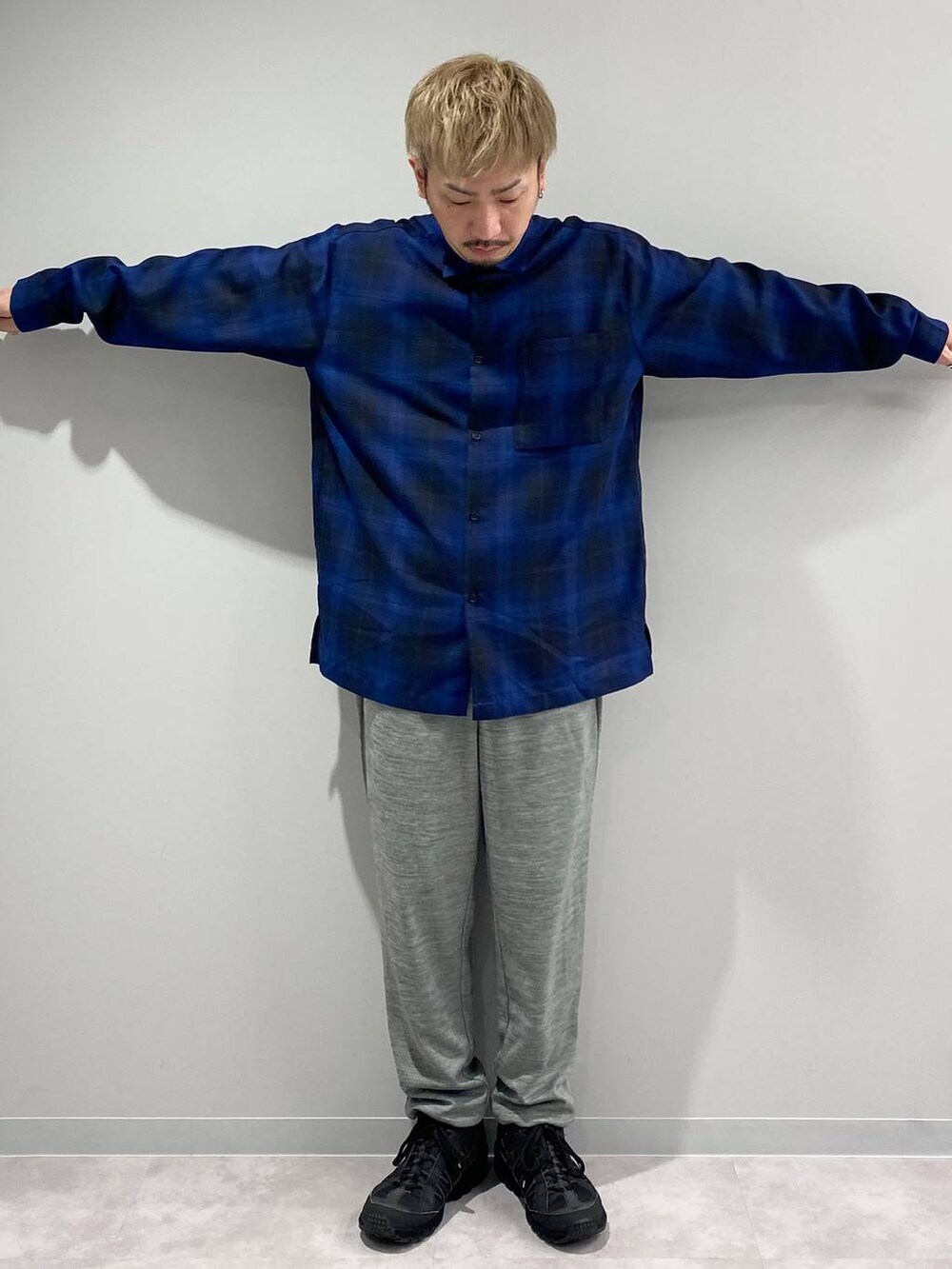 ブルー系のシャツ/ブラウス、グレー系のスウェットパンツ、ホワイト系のTシャツ/カットソーを着用したメンズの秋コーディネートの5枚目の写真