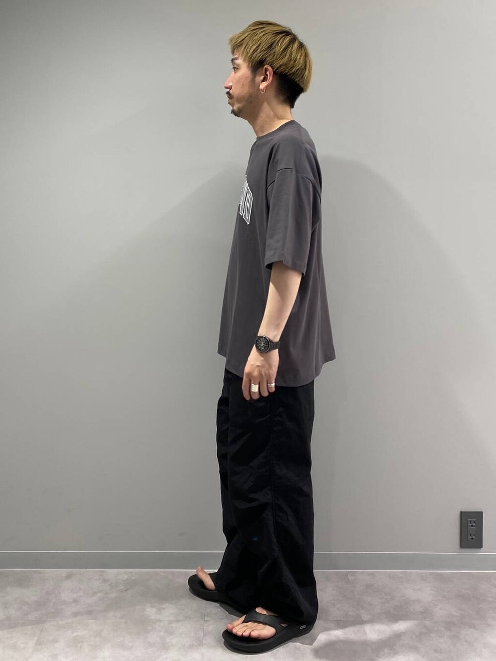 ブラック系のその他パンツ、グレー系のTシャツ/カットソーを着用したメンズの夏コーディネートの2枚目の写真