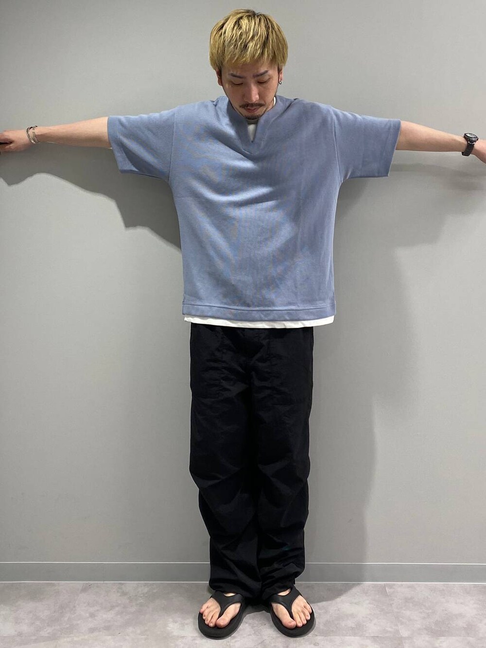ブラック系のその他パンツ、ブルー系のTシャツ/カットソーを着用したメンズの夏コーディネートの5枚目の写真