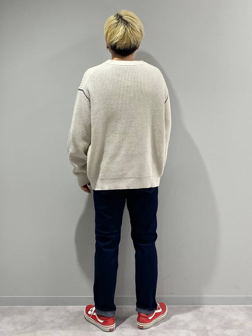 ブルー系のデニムパンツ、ホワイト系のニット/セーターを着用したメンズの冬コーディネートの3枚目の写真