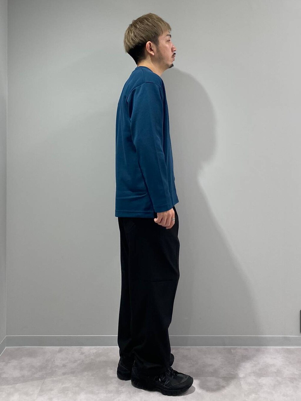 ブラック系のその他パンツ、グリーン系のカーディガン/ボレロ、ホワイト系のTシャツ/カットソーを着用したメンズの秋コーディネートの4枚目の写真