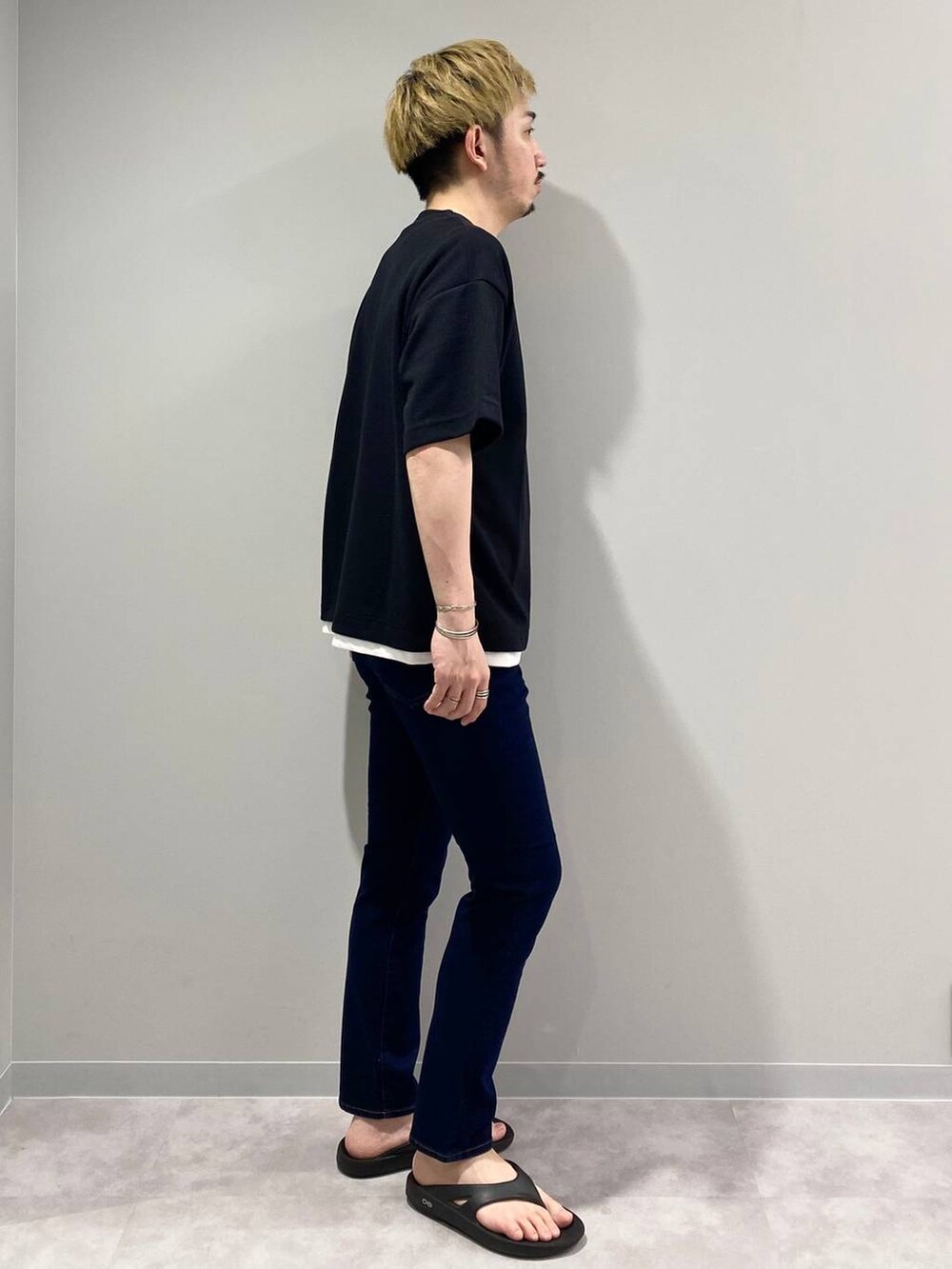 ブルー系のデニムパンツ、ブラック系のTシャツ/カットソーを着用したメンズの夏コーディネートの4枚目の写真