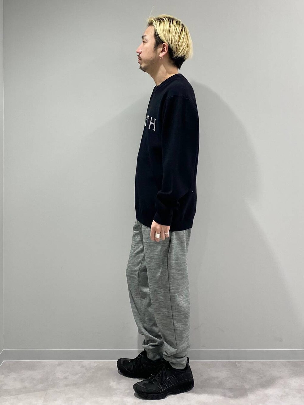 ブラック系のニット/セーター、グレー系のその他パンツを着用したメンズの冬コーディネートの2枚目の写真