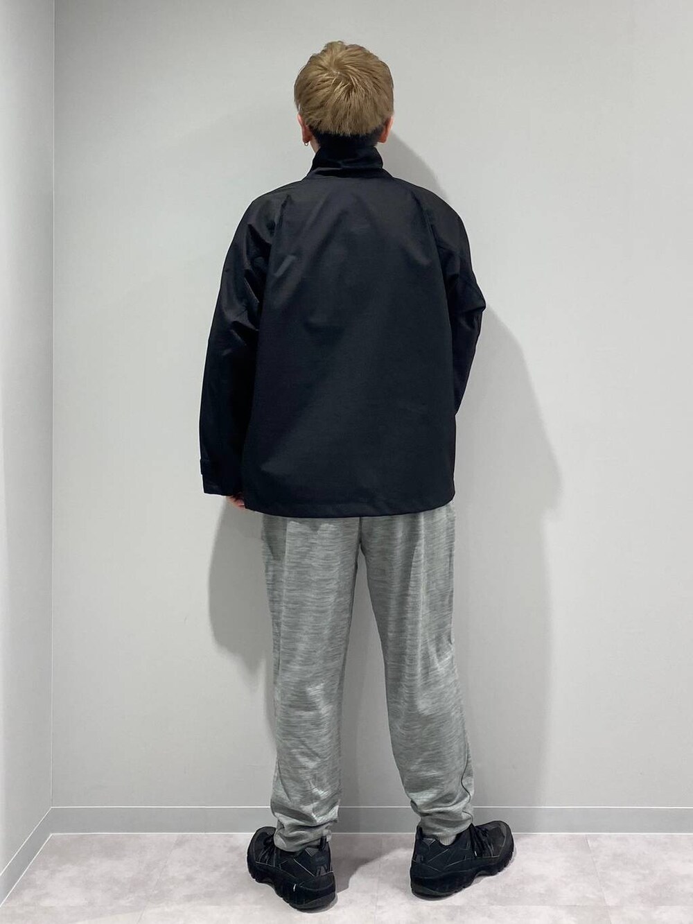 ブラック系のブルゾン、グレー系のスウェットパンツ、ホワイト系のTシャツ/カットソーを着用したメンズの秋コーディネートの3枚目の写真