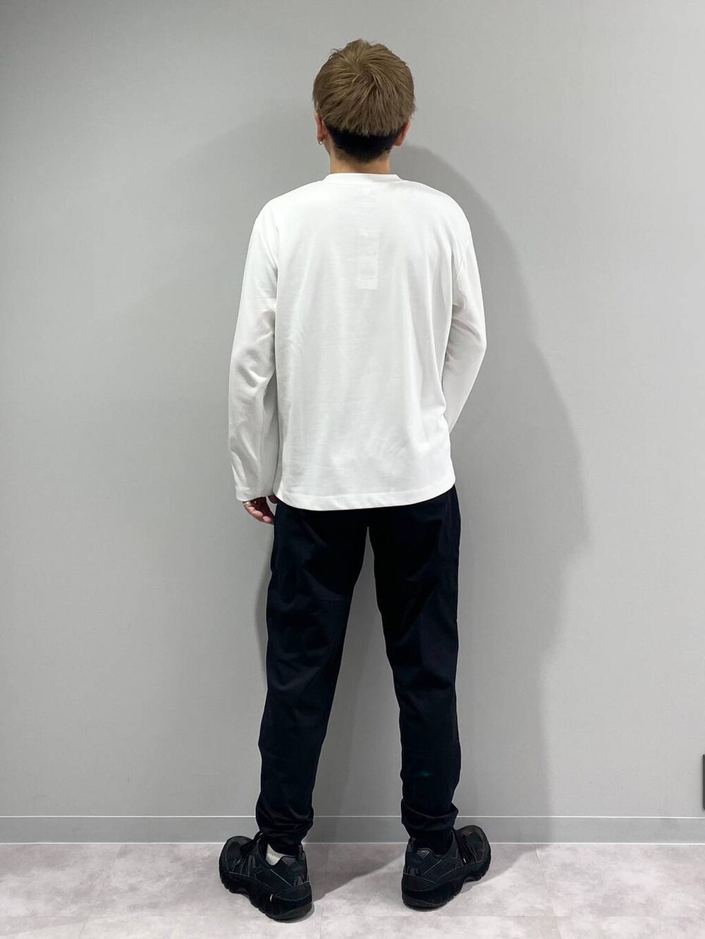 ブラック系のその他パンツ、ホワイト系のTシャツ/カットソーを着用したメンズの秋コーディネートの3枚目の写真
