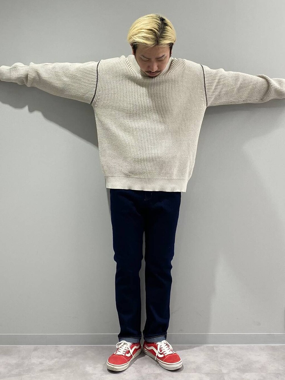 ブルー系のデニムパンツ、ホワイト系のニット/セーターを着用したメンズの冬コーディネートの5枚目の写真