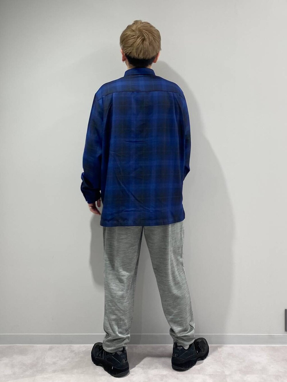 ブルー系のシャツ/ブラウス、グレー系のスウェットパンツ、ホワイト系のTシャツ/カットソーを着用したメンズの秋コーディネートの3枚目の写真