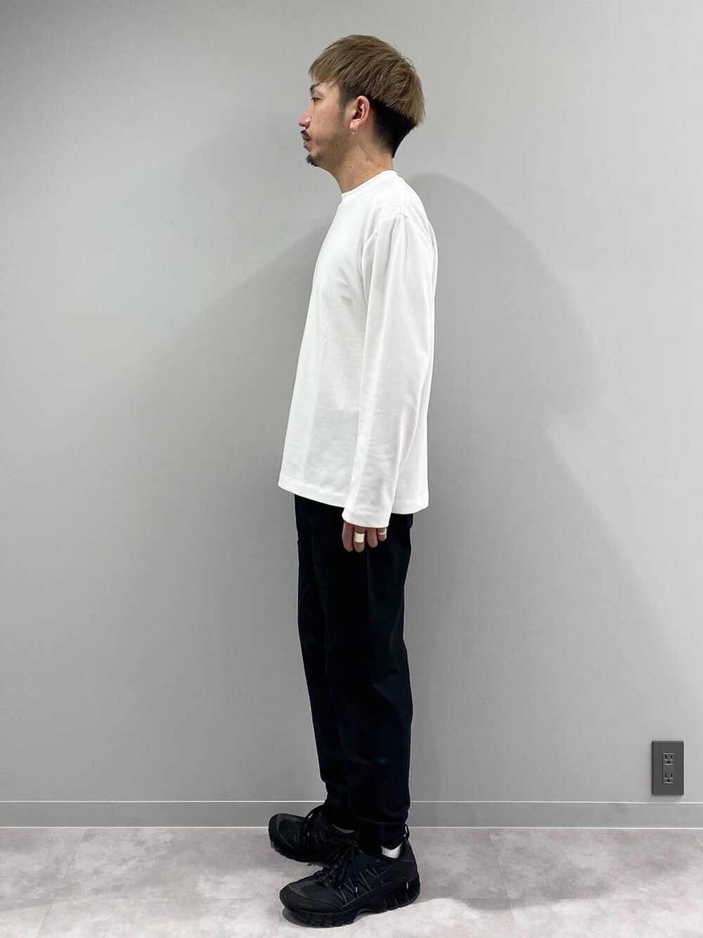 ブラック系のその他パンツ、ホワイト系のTシャツ/カットソーを着用したメンズの秋コーディネートの2枚目の写真