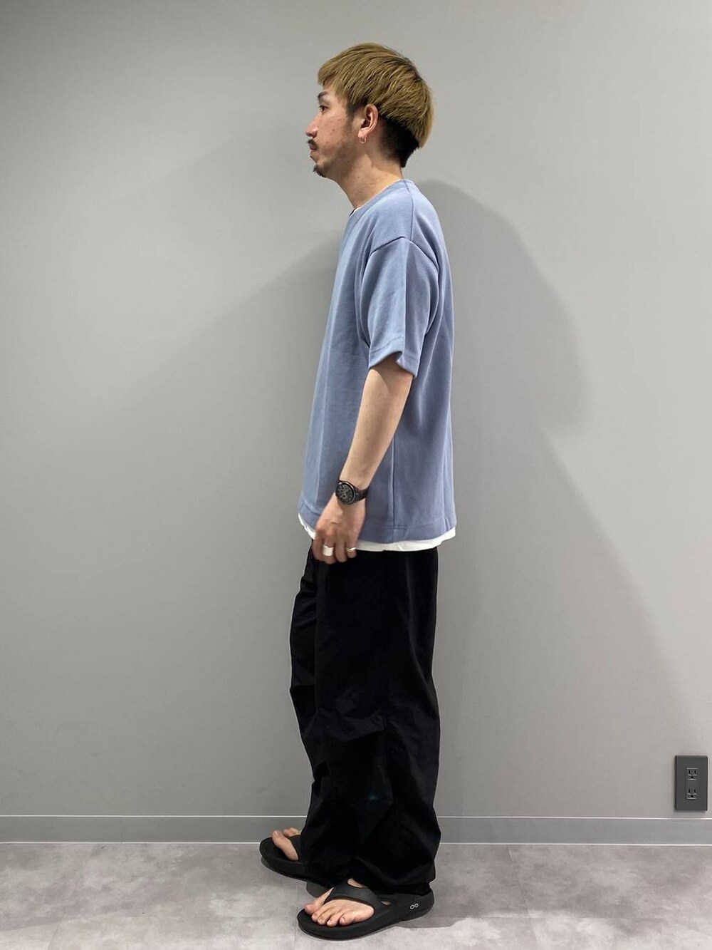 ブラック系のその他パンツ、ブルー系のTシャツ/カットソーを着用したメンズの夏コーディネートの2枚目の写真