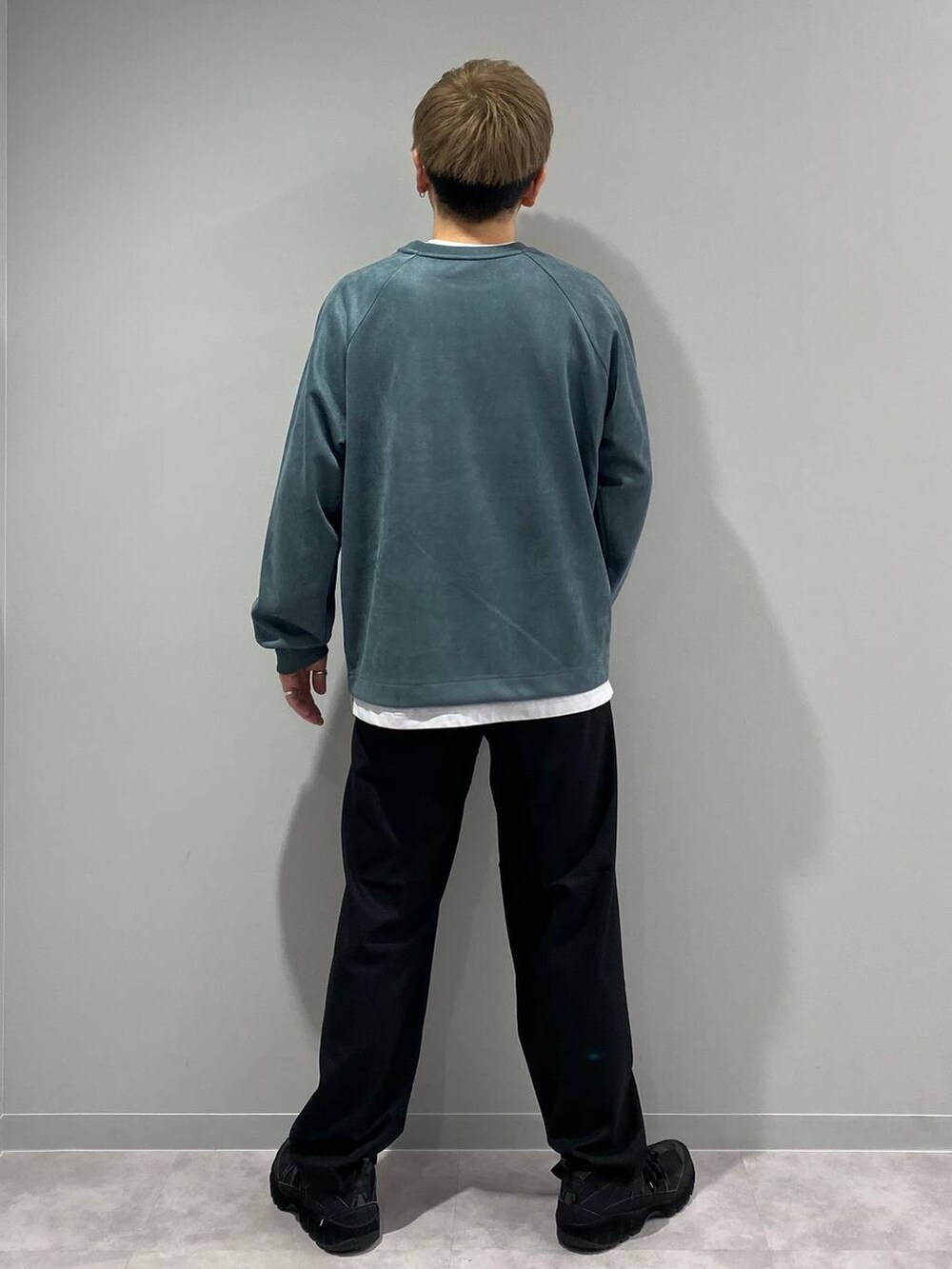 ブラック系のその他パンツ、グリーン系のスウェット、ホワイト系のTシャツ/カットソーを着用したメンズの秋コーディネートの3枚目の写真