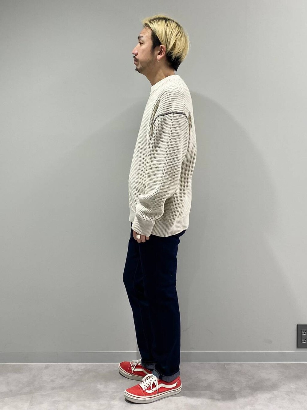 ブルー系のデニムパンツ、ホワイト系のニット/セーターを着用したメンズの冬コーディネートの2枚目の写真
