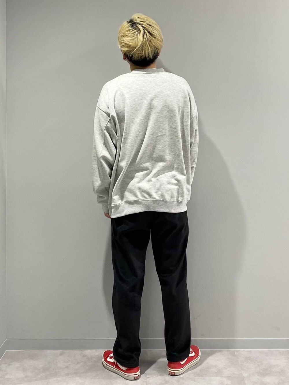 グレー系のスウェット、ブラック系のその他パンツを着用したメンズの冬コーディネートの3枚目の写真