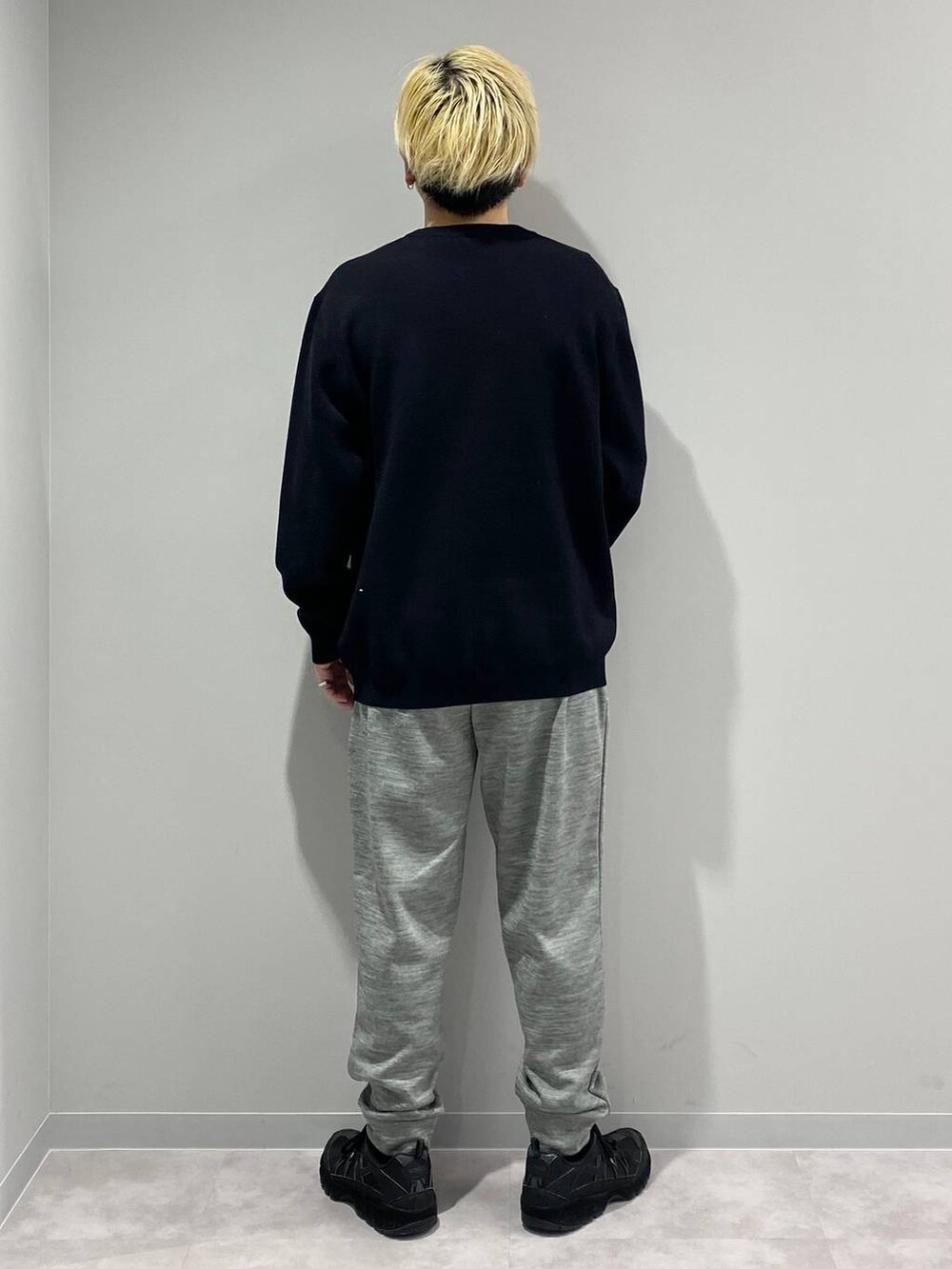 ブラック系のニット/セーター、グレー系のその他パンツを着用したメンズの冬コーディネートの3枚目の写真