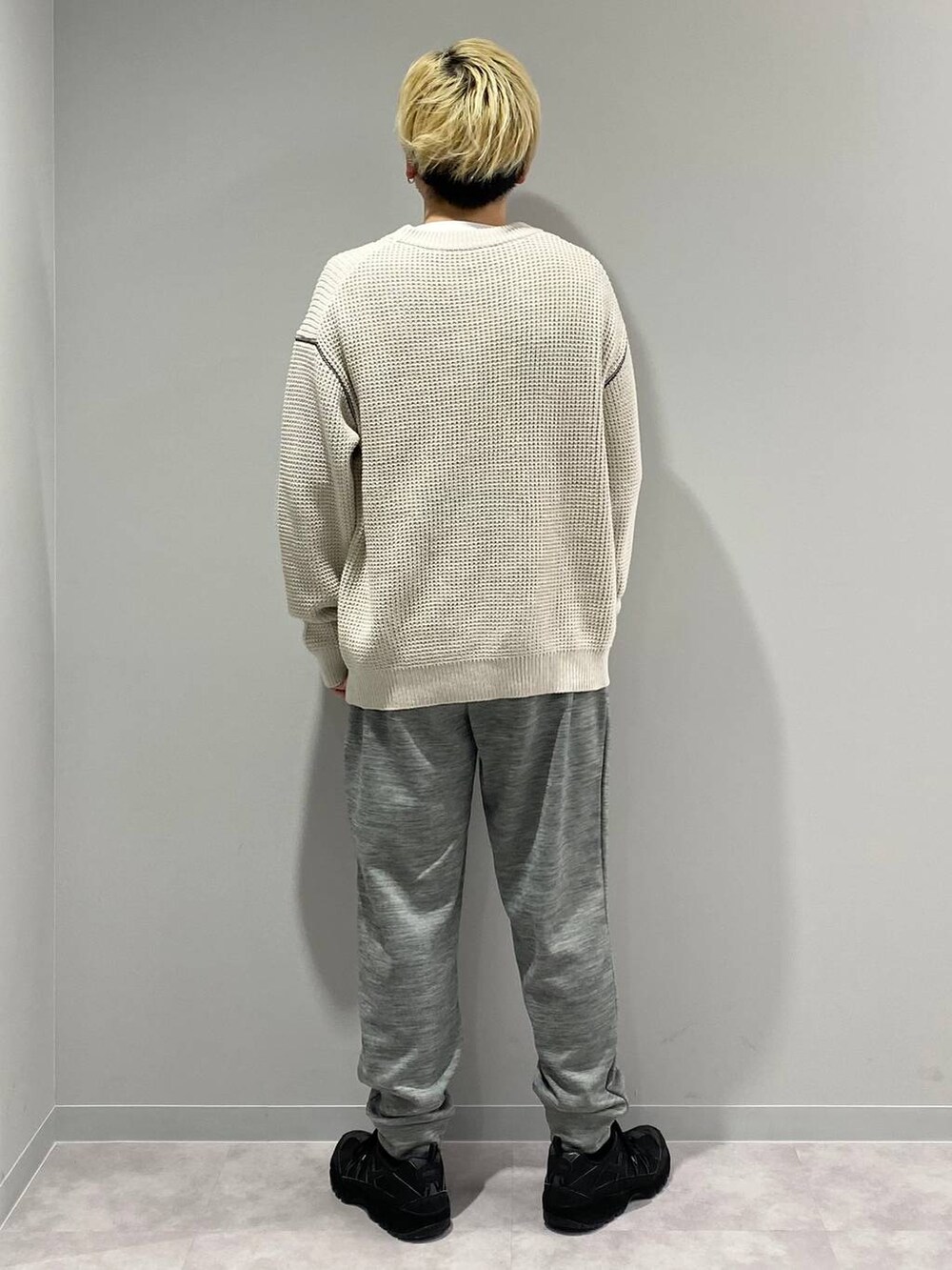 グレー系のその他パンツ、ホワイト系のニット/セーターを着用したメンズの冬コーディネートの3枚目の写真
