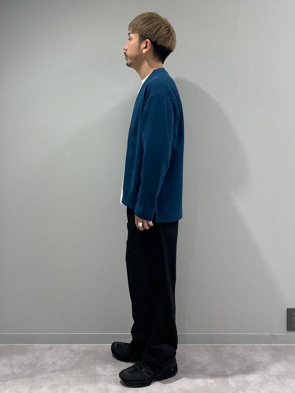 ブラック系のその他パンツ、グリーン系のカーディガン/ボレロ、ホワイト系のTシャツ/カットソーを着用したメンズの秋コーディネートの2枚目の写真