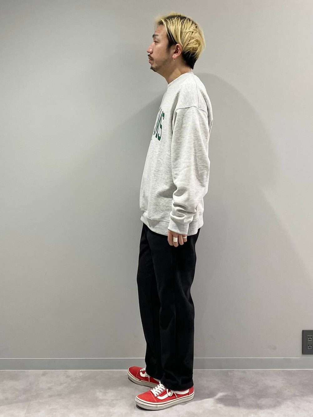 グレー系のスウェット、ブラック系のその他パンツを着用したメンズの冬コーディネートの2枚目の写真