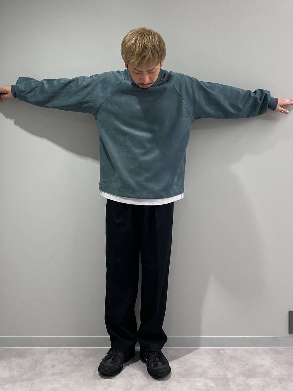 ブラック系のその他パンツ、グリーン系のスウェット、ホワイト系のTシャツ/カットソーを着用したメンズの秋コーディネートの5枚目の写真