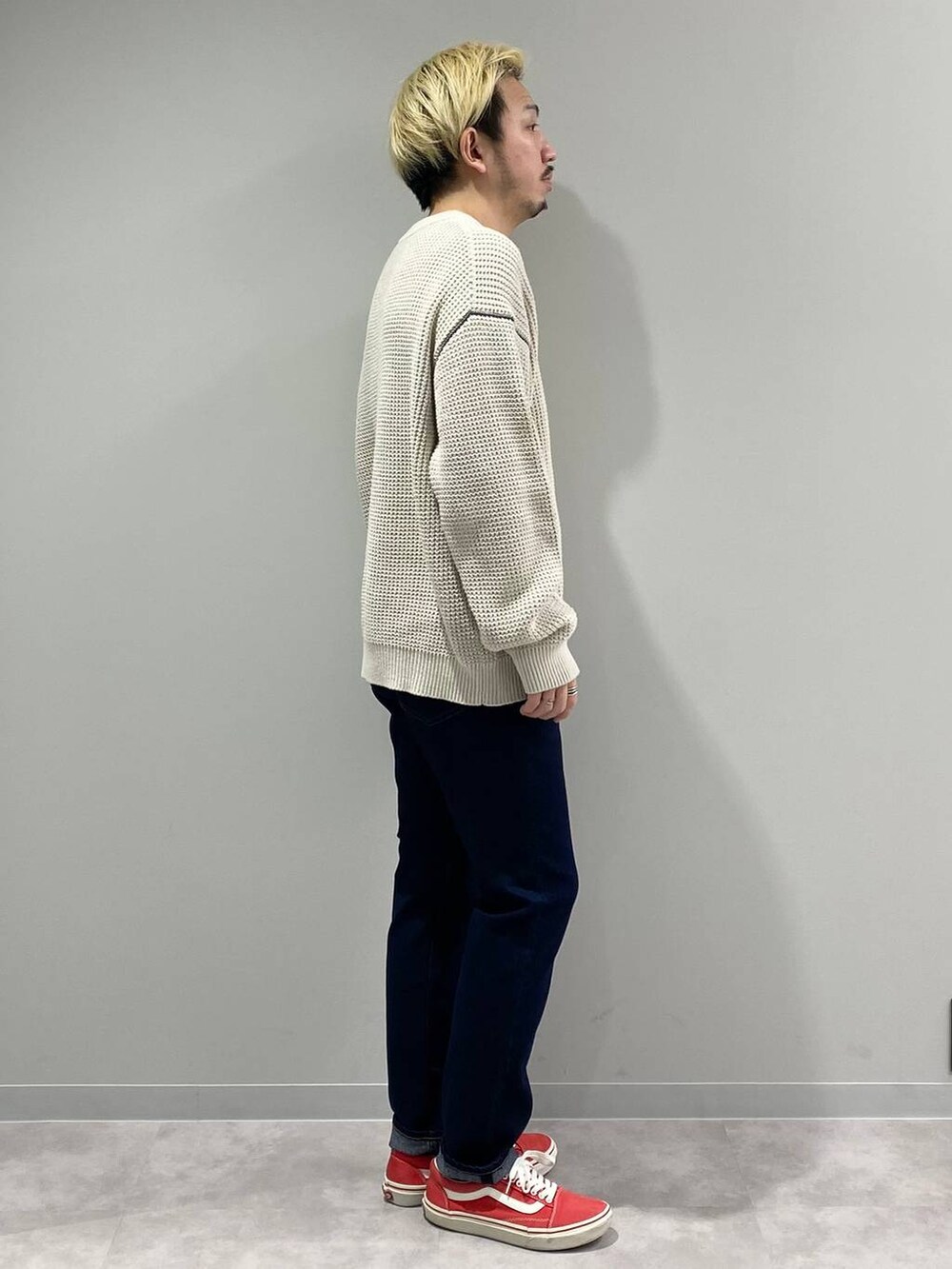 ブルー系のデニムパンツ、ホワイト系のニット/セーターを着用したメンズの冬コーディネートの4枚目の写真