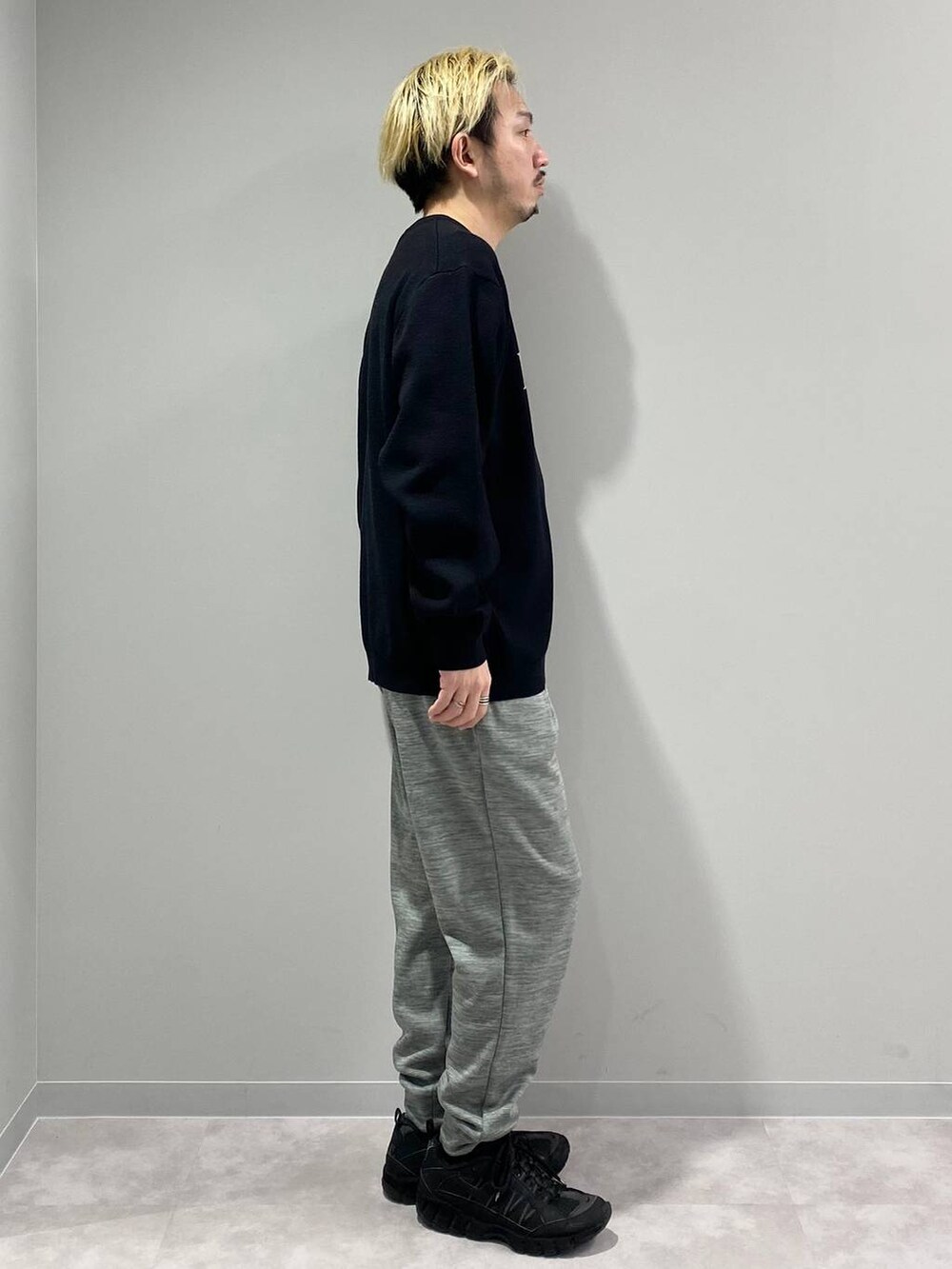 ブラック系のニット/セーター、グレー系のその他パンツを着用したメンズの冬コーディネートの4枚目の写真