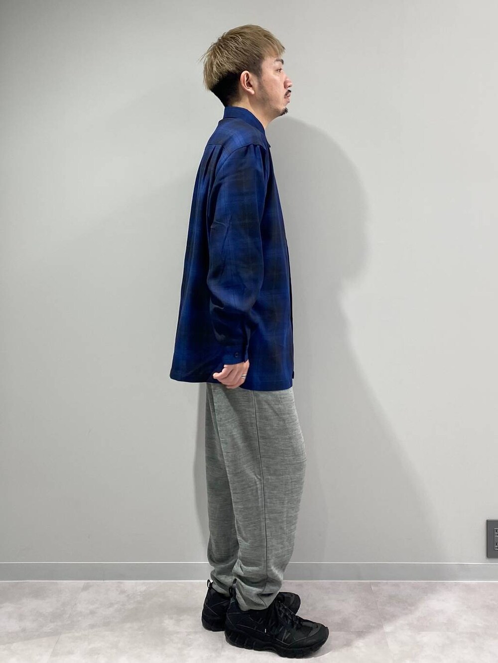 ブルー系のシャツ/ブラウス、グレー系のスウェットパンツ、ホワイト系のTシャツ/カットソーを着用したメンズの秋コーディネートの4枚目の写真