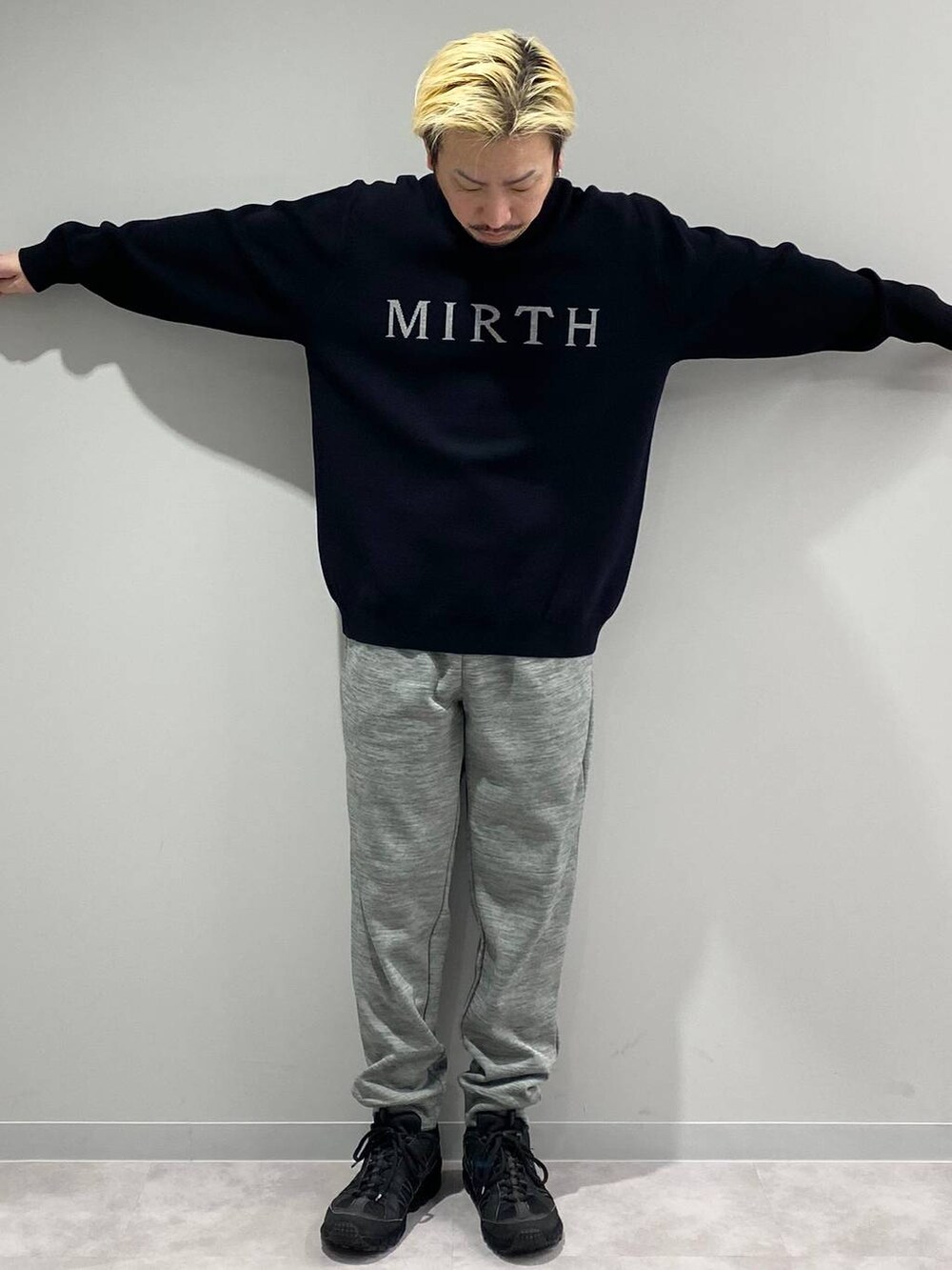 ブラック系のニット/セーター、グレー系のその他パンツを着用したメンズの冬コーディネートの5枚目の写真