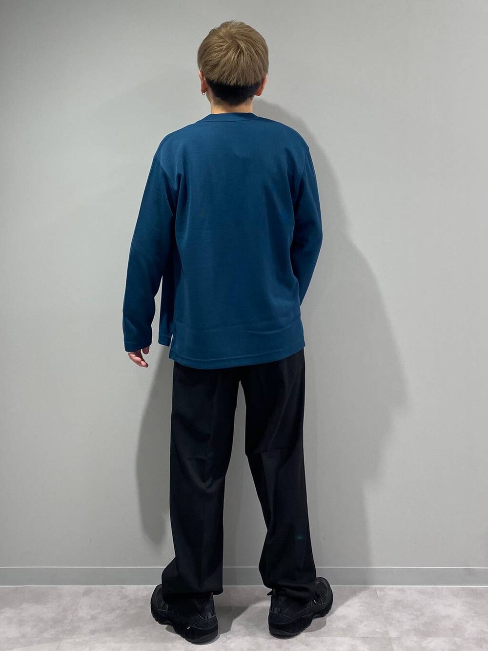 ブラック系のその他パンツ、グリーン系のカーディガン/ボレロ、ホワイト系のTシャツ/カットソーを着用したメンズの秋コーディネートの3枚目の写真