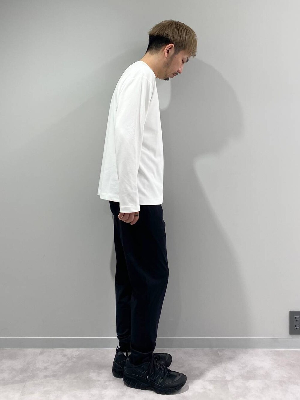 ブラック系のその他パンツ、ホワイト系のTシャツ/カットソーを着用したメンズの秋コーディネートの4枚目の写真