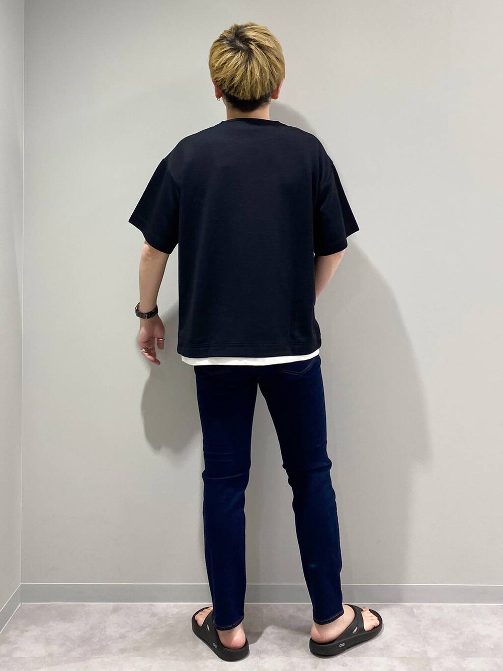 ブルー系のデニムパンツ、ブラック系のTシャツ/カットソーを着用したメンズの夏コーディネートの3枚目の写真