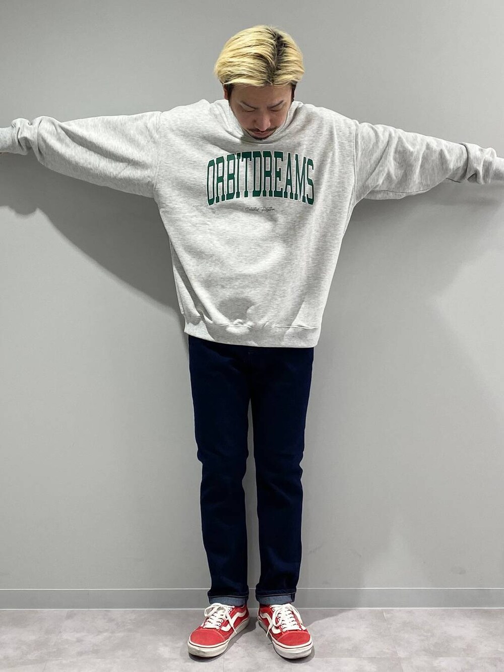 グレー系のスウェット、ブルー系のデニムパンツを着用したメンズの冬コーディネートの5枚目の写真